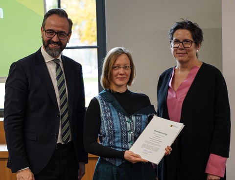 Preisträgerin Juniorprofessorin Nora Huxmann mit Urkunde