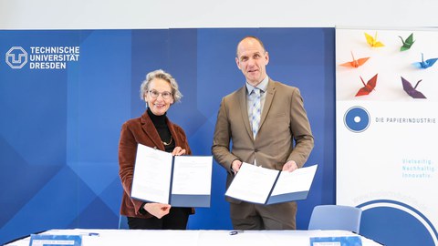 Prof Ursula M. Staudinger, Rector of TU Dresden, and Dr Thorsten Voß, Chairman of the Research Foundation of the Paper Industry, with the signed contracts. 