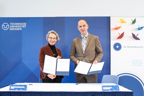 Prof Ursula M. Staudinger, Rector of TU Dresden, and Dr Thorsten Voß, Chairman of the Research Foundation of the Paper Industry, with the signed contracts. 