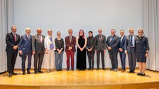 Gruppenfoto mit allen ausgezeichneten Persönlichkeiten sowie TUD Kanzler Jan Gerken und TUD-Rektorin Prof. Ursula Staudinger.