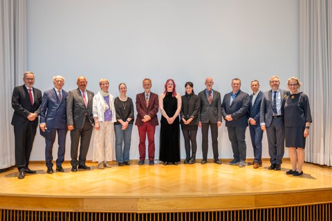 Gruppenfoto mit allen ausgezeichneten Persönlichkeiten sowie TUD Kanzler Jan Gerken und TUD-Rektorin Prof. Ursula Staudinger.
