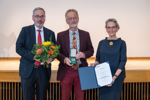 Foto von TUD-Kanzler Jan Gerken, Prof. Andreas Roloff und TUD-Rektorin Prof. Ursula Staudinger bei der Verleihung der Ehrenmedaille an Prof. Roloff.