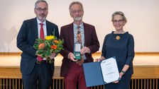 Foto von TUD-Kanzler Jan Gerken, Prof. Andreas Roloff und TUD-Rektorin Prof. Ursula Staudinger bei der Verleihung der Ehrenmedaille an Prof. Roloff.