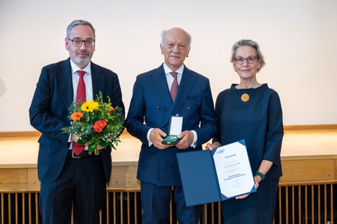 Foto von TUD-Kanzler Jan Gerken, Prof. Gerhard Ehninger und TUD-Rektorin Prof. Ursula Staudinger bei der Verleihung der Ehrenmedaille an Prof. Ehninger.