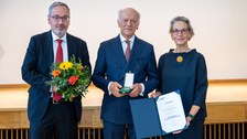 Foto von TUD-Kanzler Jan Gerken, Prof. Gerhard Ehninger und TUD-Rektorin Prof. Ursula Staudinger bei der Verleihung der Ehrenmedaille an Prof. Ehninger.