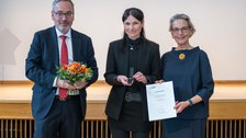 Foto von TUD-Kanzler Jan Gerken, Anja Wiede und TUD-Rektorin Prof. Ursula Staudinger bei der Verleihung der Ehrennadel an Anja Wiede.