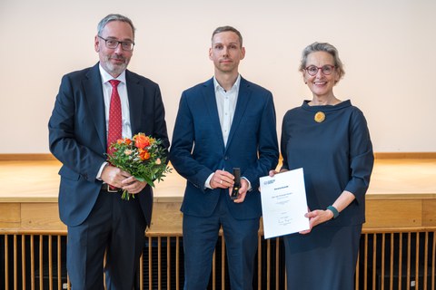 Foto von TUD-Kanzler Jan Gerken, Christoph Peukert und TUD-Rektorin Prof. Ursula Staudinger bei der Verleihung der Ehrennadel an Christian Peukert.