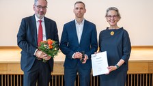 Foto von TUD-Kanzler Jan Gerken, Christoph Peukert und TUD-Rektorin Prof. Ursula Staudinger bei der Verleihung der Ehrennadel an Christian Peukert.
