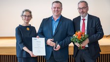 Foto von TUD-Rektorin Prof. Ursula Staudinger, Dirk Weiß und TUD-Kanzler Jan Gerken bei der Verleihung der Ehrennadel an Dirk Weiß.