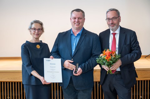Foto von TUD-Rektorin Prof. Ursula Staudinger, Dirk Weiß und TUD-Kanzler Jan Gerken bei der Verleihung der Ehrennadel an Dirk Weiß.