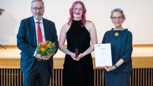 Foto von TUD-Kanzler Jan Gerken, Fay Uhlmann und TUD-Rektorin Prof. Ursula Staudinger bei der Verleihung der Ehrennadel an Fay Uhlmann.