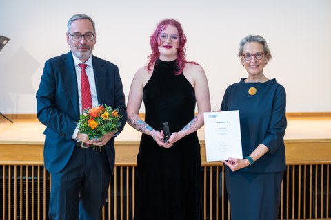 Foto von TUD-Kanzler Jan Gerken, Fay Uhlmann und TUD-Rektorin Prof. Ursula Staudinger bei der Verleihung der Ehrennadel an Fay Uhlmann.