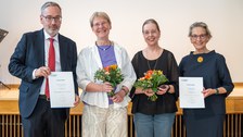 Foto von TUD-Kanzler Jan Gerken, zwei Vertreterinnen der GenderConceptGroup und TUD-Rektorin Prof. Ursula Staudinger bei der Verleihung der Ehrennadel an die GenderConceptGroup.