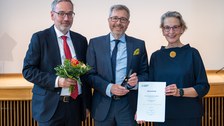 Foto von TUD-Kanzler Jan Gerken, Prof. Gianaurelio Cuniberti und TUD-Rektorin Prof. Ursula Staudinger bei der Verleihung der Ehrennadel an Prof. Cuniberti.