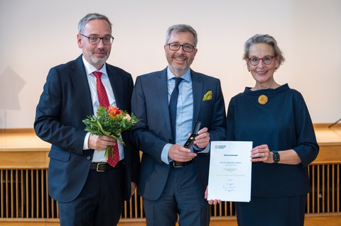 Foto von TUD-Kanzler Jan Gerken, Prof. Gianaurelio Cuniberti und TUD-Rektorin Prof. Ursula Staudinger bei der Verleihung der Ehrennadel an Prof. Cuniberti.