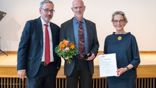 Foto von TUD-Kanzler Jan Gerken, Prof. Christoph Haberstroh und TUD-Rektorin Prof. Ursula Staudinger bei der Verleihung der Ehrennadel an Prof. Haberstroh.