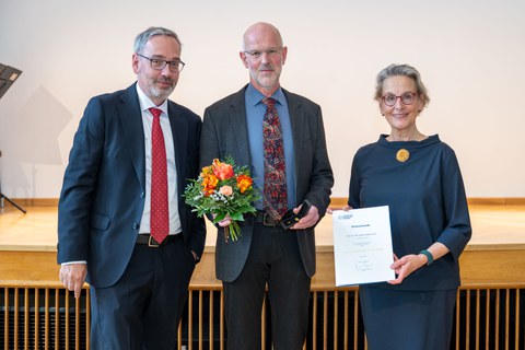 Foto von TUD-Kanzler Jan Gerken, Prof. Christoph Haberstroh und TUD-Rektorin Prof. Ursula Staudinger bei der Verleihung der Ehrennadel an Prof. Haberstroh.