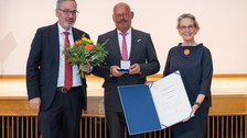 Foto von TUD-Kanzler Jan Gerken, Prof. Michael Albrecht und TUD-Rektorin Prof. Ursula Staudinger bei der Verleihung der Ehrensenatorwürde an Prof. Albrecht.