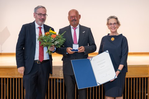 Foto von TUD-Kanzler Jan Gerken, Prof. Michael Albrecht und TUD-Rektorin Prof. Ursula Staudinger bei der Verleihung der Ehrensenatorwürde an Prof. Albrecht.