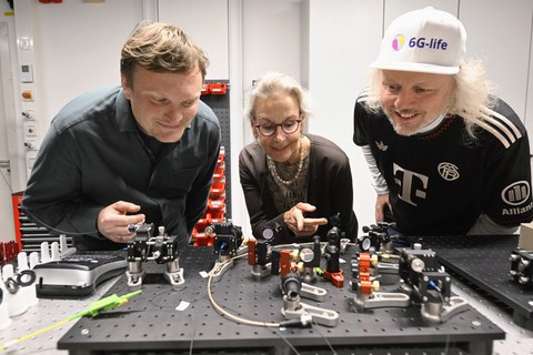 TUD-Rektorin Ursula M. Staudinger im Quantenlabor