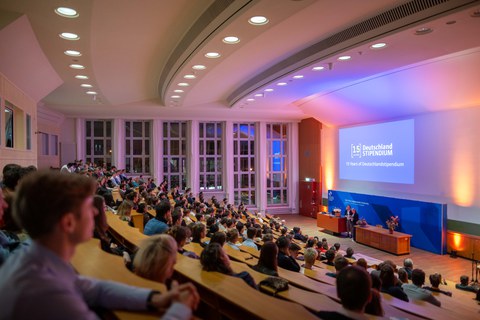 Fotoaufnahme von der Festveranstaltung zum 15-jährigen Bestehen des Deutschlandstipendiums in einem Hörsaal der TU Dresden.