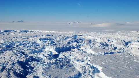 Scherzone des Pine-Island-Gletschers (Westantarktis). In dem im Vordergrund zu sehenden Gebiet ist der Gletscher bereits aufgeschwommen und wird durch die Scherkräfte in Eisberge zerteilt. 