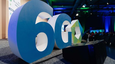 Großer 6G-Schriftzug auf einer Veranstaltungsbühne.