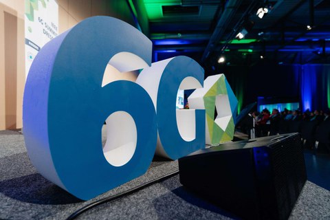 Großer 6G-Schriftzug auf einer Veranstaltungsbühne.