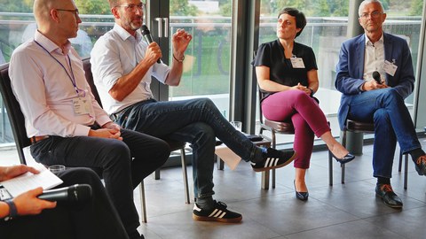 Dresden Microelectronics Academy, Networking dinner with Panel discussion: career paths in microelectronics. Panelists pictured (from left to right): Andreas Thamm (Infineon), Steffen Leuner (esmc), Susanne Appel (X-Fab), Dirk Drescher (Bosch).