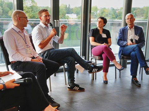Dresden Microelectronics Academy, Networking dinner with Panel discussion: career paths in microelectronics. Panelists pictured (from left to right): Andreas Thamm (Infineon), Steffen Leuner (esmc), Susanne Appel (X-Fab), Dirk Drescher (Bosch).