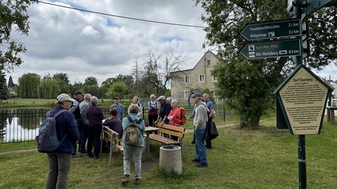 Auch eine "Brücke-Wanderung", bei der sich wanderfreudige Senioren in Moritzburg unter sachkundiger Anleitung von Christian Kunath, Kenner der sächsischen Geschichte, auf die Erinnerungstour an die Brücke-Künstler begaben, gehörte schon zum DSA-Programm.
