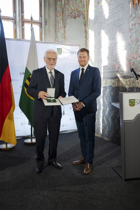 Prof. Hans-Egbert Schröder (l.) erhält den Verdienstorden des Freistaates Sachsen von Ministerpräsident Kretschmer.