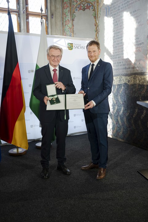 Ministerpräsident Kretschmer (r.) überreicht den Verdienstorden des Freistaates Sachsen an Prof. Hans Wiesmeth.