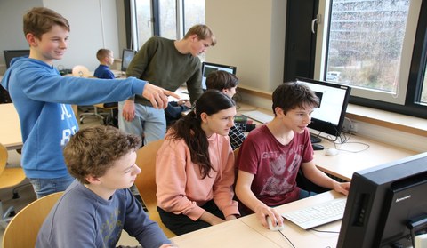 Schülerinnen und Schüler im Schülerrechenzentrum der TUD.