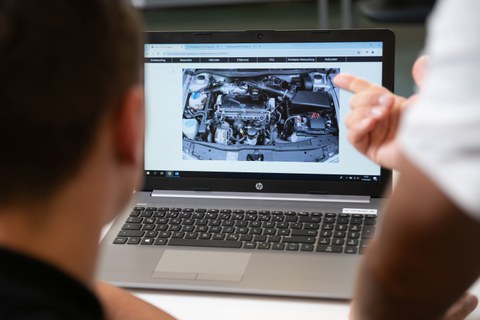A computer simulation creates practical, safe and up-to-date examination conditions.
