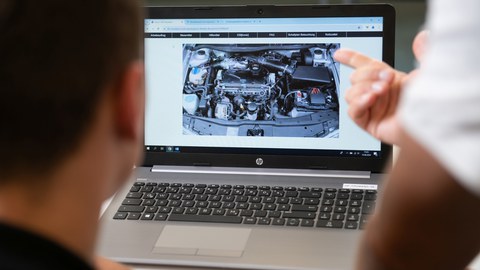 Eine Computersimulation schafft praxisnahe, sichere und zeitgemäße Prüfungsbedingungen.