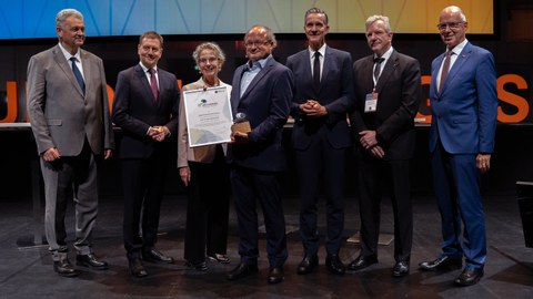 Prof. Wasserscheid receives the Archimedes Science Award.