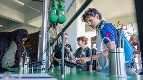 Besucher in der Ausstellung »Die Zukunft des Riechens – Von der Nase zu riechenden Maschinen«.