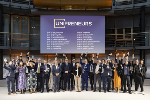 Gruppenbild mit allen Preisträger:innen.