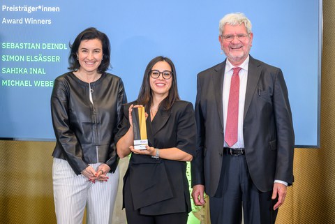 Humboldt-Professorin Sahika Inal (m.) mit Dorothee Bär, Bundesministerin für Forschung, Technologie und Raumfahrt, und Robert SChlögl, Präsident der Alexander von Humboldt-Stiftung.