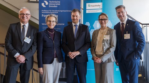Gruppenfoto Jubiläum Professur für Verarbeitungsmaschinen und Verarbeitungstechnik der Technischen Universität Dresden (TUD) und das Fraunhofer Institut für Verfahrenstechnik und Verpackung (IVV)