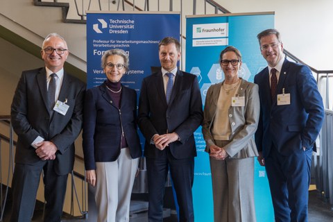 Group picture anniversary Chair of Processing Machines/Processing Technology at TUD Dresden University of Technology and the Fraunhofer Institute for Process Engineering and Packaging (IVV)