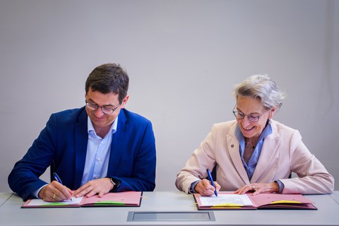 Dr. Christian Koitzsch und Prof. Ursula M. Staudinger unterzeichnen die Absichtserklärung. 