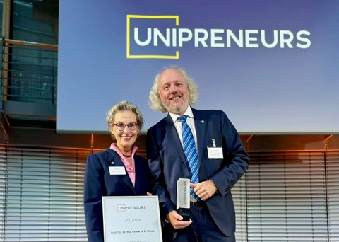 Prof.in Ursula M. Staudinger, Rektorin der TUD, und Prof. Frank H. P. Fitzek bei der Preisverleihung. 