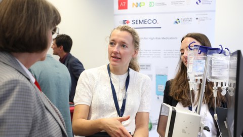 Nora Herzog (Teilprojekt SmartInfusions) erläutert das vernetzte Infusionssystem