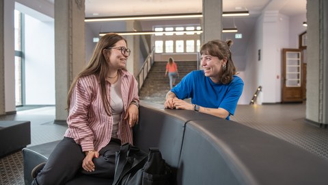 Studierende an der TUD im Gespräch.