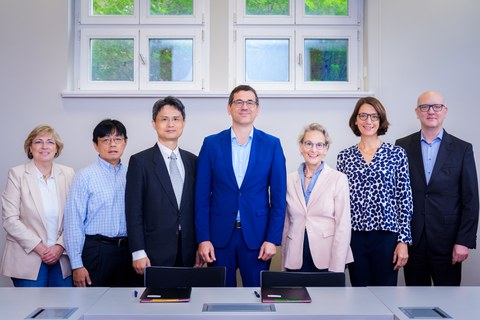 Gruppenbild mit Vertretern von TSMC, ESMC und des TUD-Rektorats.