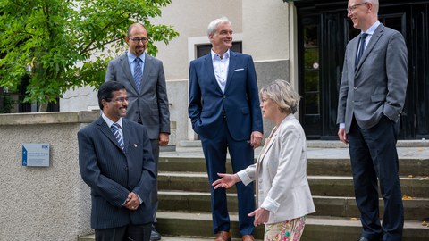 Besuch im Rektorat, vorne: Dr. Madhusudan Reddy Nandineni und Prorektorin Forschung Prof. Angela Rösen-Wolff hinten v.l.:  Prof. Ercan Altinsoy, Prof. Jürgen Stamm, Prof. Niels Modler