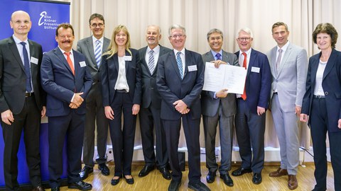 Gruppenbild Vertragsunterzeichnung EKFS