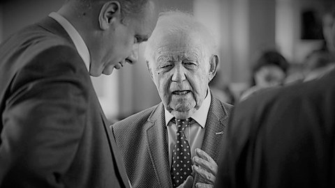 Kurt Biedenkopf (von vorn) im Gespräch mit Dirk Hilbert (links, seitlich),  in Schwarz-Weiß